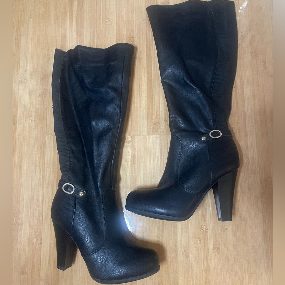 De Blossom Collection Womens Black Leather Knee High Boots Gold Buckle Heel 6